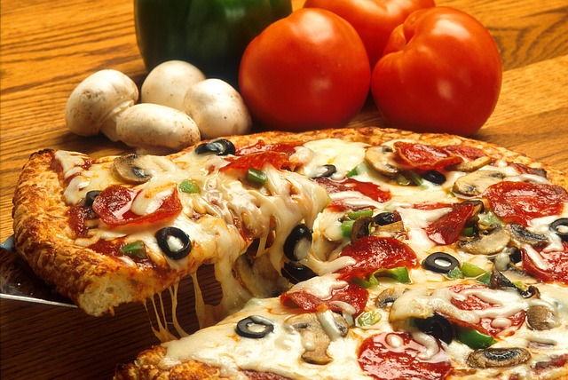 ピザとトマトとニンニクの画像