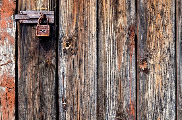 古い木の扉と錠の画像