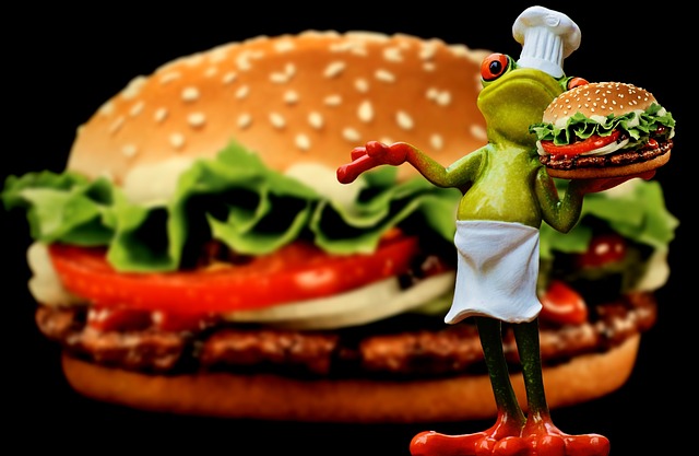 ハンバーガーとカエルのシェフの人形の画像
