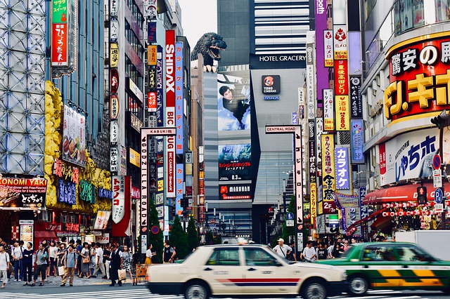 新宿の繁華街の画像