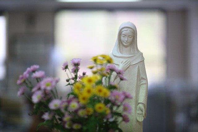 マリア像と花が飾られてる画像