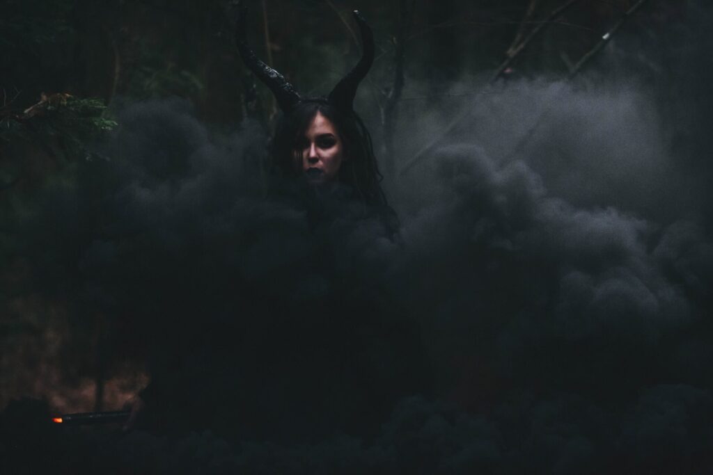 悪魔の女性が森に立つ画像