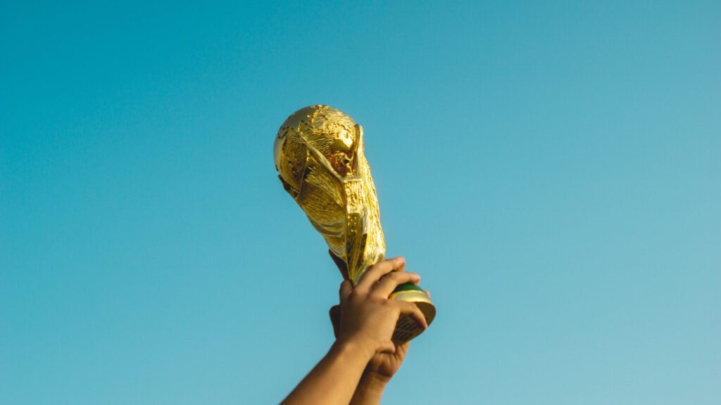 ワールドカップのトロフィーを掲げた腕の画像